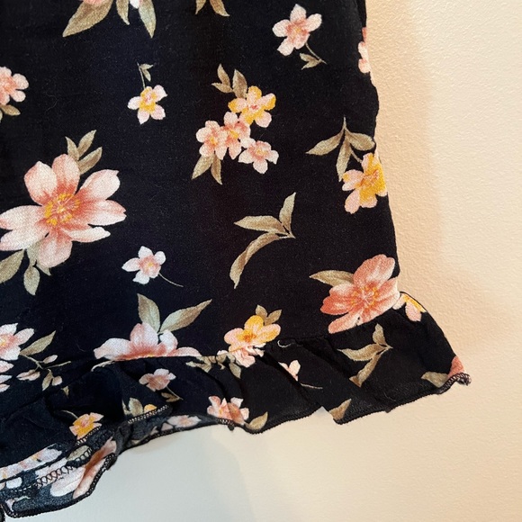 Black Floral Ruffle Hem Shorts from American Eagle, Size S - Picture 3 of 3